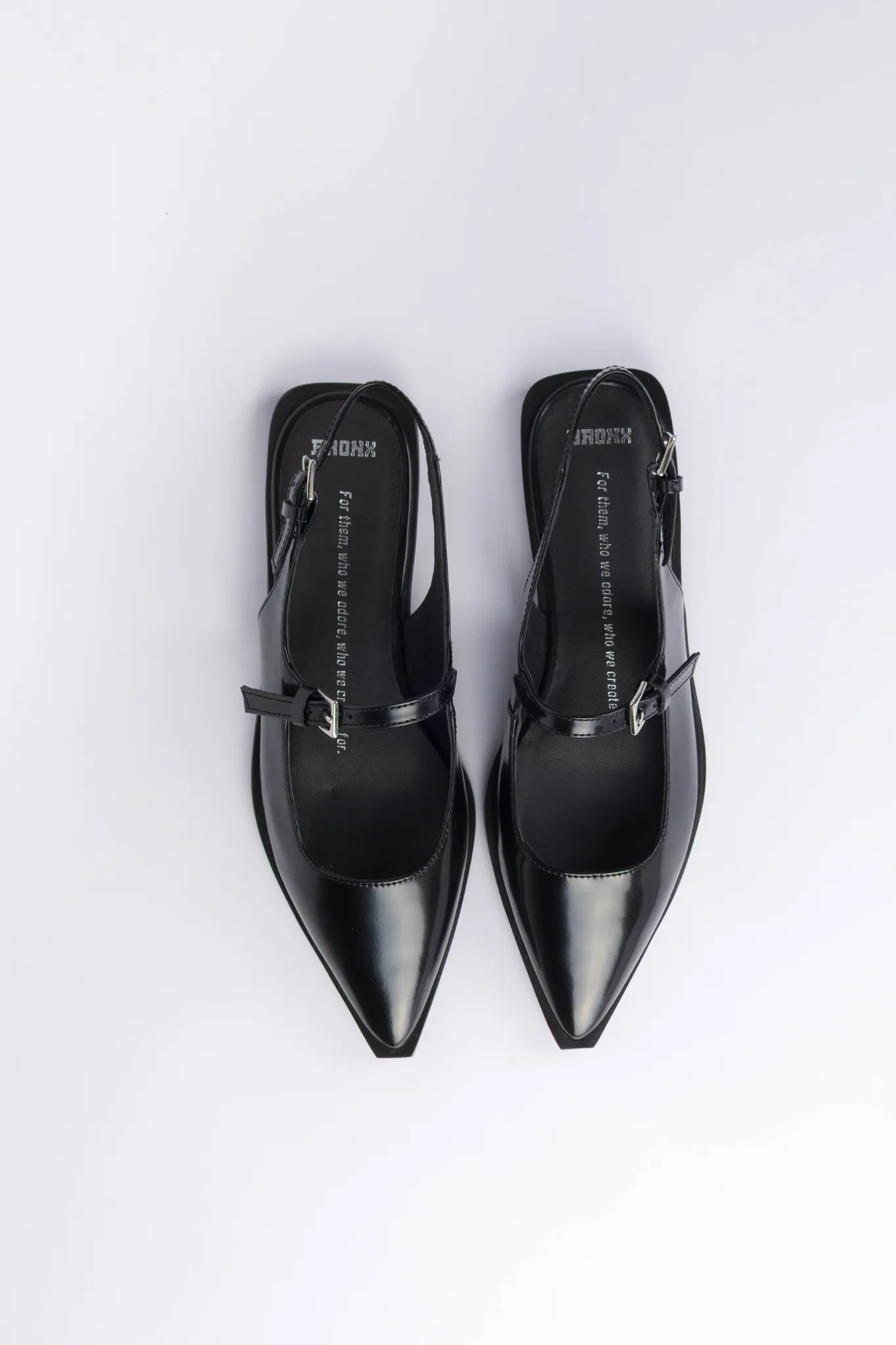 LAUR-YNN SANDALS - BLACK
